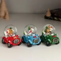 Сувенир полистоун водяной шар "Дед Мороз/Снеговик на джипе" МИКС 7,2х5,8х7 см