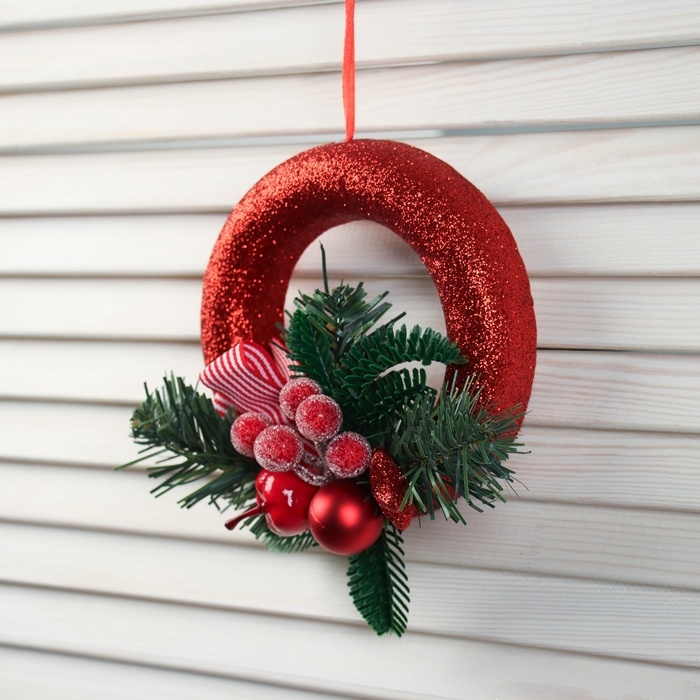 Украшение ёлочное  Украшение ёлочное "Зимняя ягодка на венке" 15х15 см