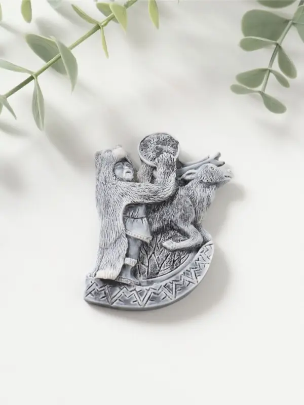 Магнит "Шаман в шкуре медведя с бубном и олень" (барельеф) 7,5см