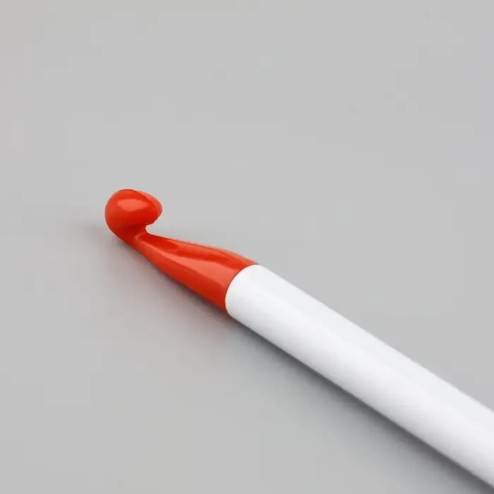 Крючок для вязания, d=7 мм, 16 см, цвет белый/красный Крючок для вязания, d=7 мм, 16 см, цвет белый/красный