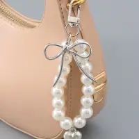 Брелок на карабине "Жемчужная нить с сердцем и бантом" серебристо-белый 13х3х1 см