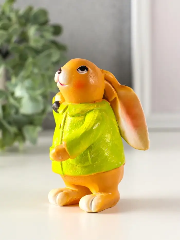 Сувенир полистоун "Зайчик с лопатой, в зелёном пальто" 6х7,5х9,5 см Сувенир полистоун "Зайчик с лопатой, в зелёном пальто" 6х7,5х9,5 см