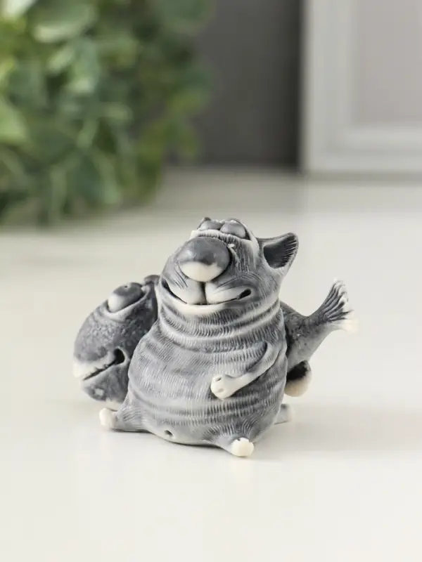 Сувенир Сувенир "Кот с большой рыбиной" 4,8 см