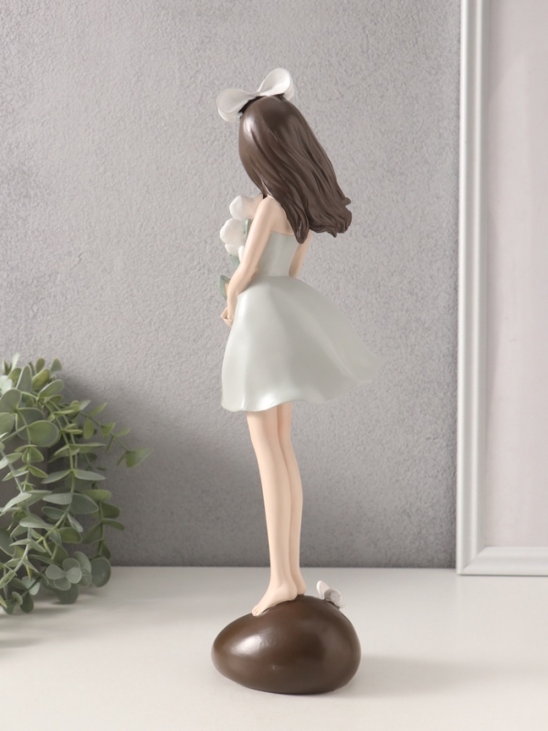 Сувенир полистоун Сувенир полистоун "Девушка с белыми цветами в руках" 9,2х9,1х33,8 см