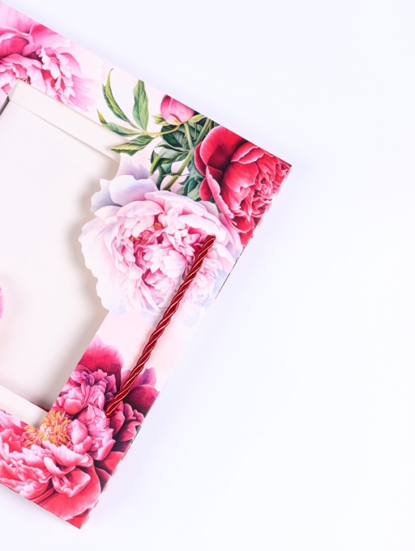 Пакет подарочный с окном "Пионы", 25 х 10 х 22 см