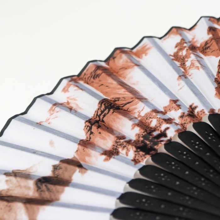 Веер бамбук, текстиль h=21 см  Веер бамбук, текстиль h=21 см "Туманные горы" белый, с кисточкой