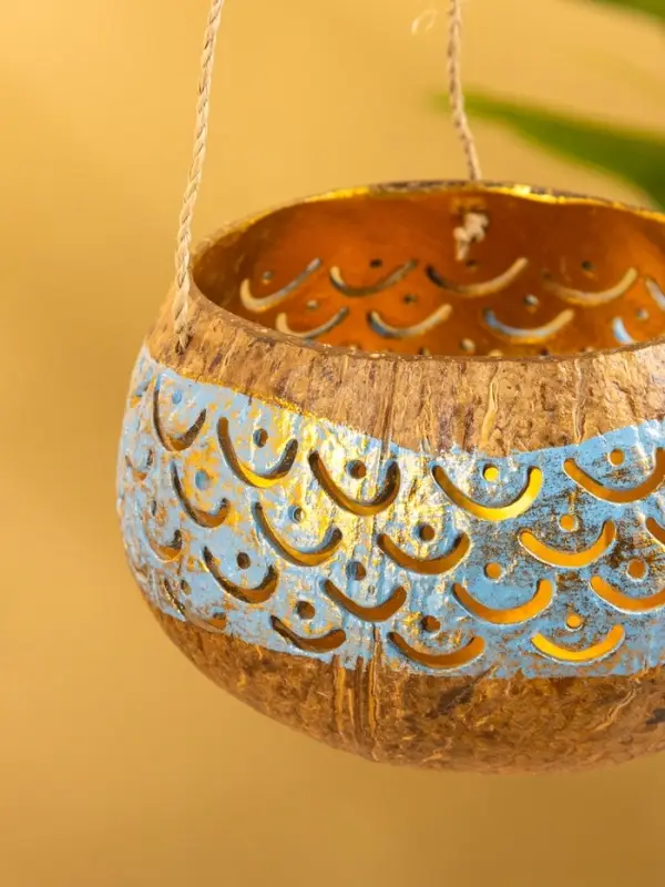 Подсвечник подвесной из кокоса, 9-12 см, золотисто-голубой Подсвечник подвесной из кокоса, 9-12 см, золотисто-голубой
