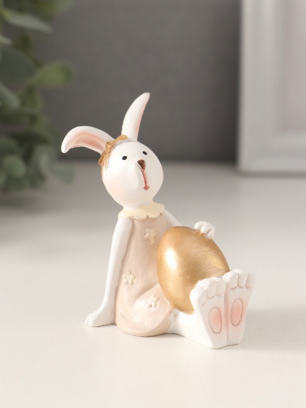 Сувенир полистоун  Сувенир полистоун "Белая зайка в бежевом платье, с золотым яичком" 8х4,5х7 см