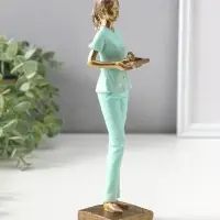 Сувенир полистоун "Медсестра в зелёном костюме с подносом с лекарствами" 23,5 см