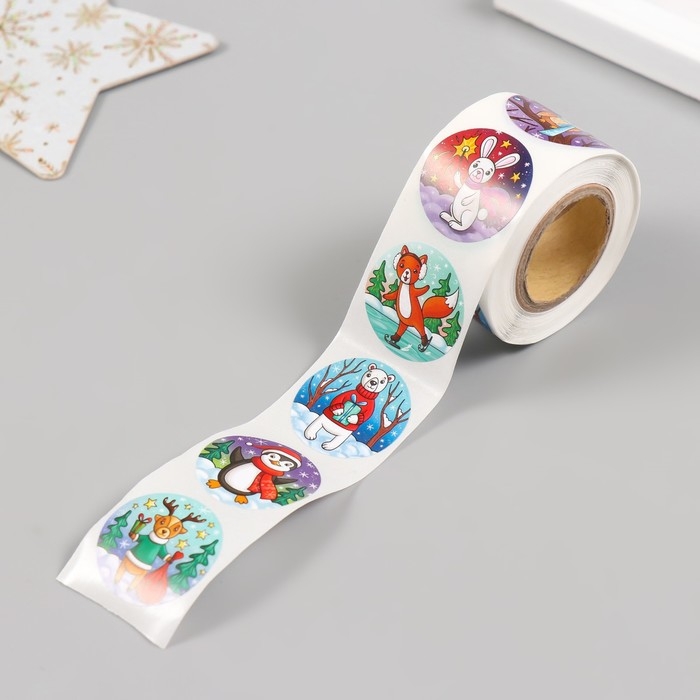 Наклейка бумага Наклейка бумага "Зверята - Зимние праздники" d=2,5 см 252 шт в рулоне