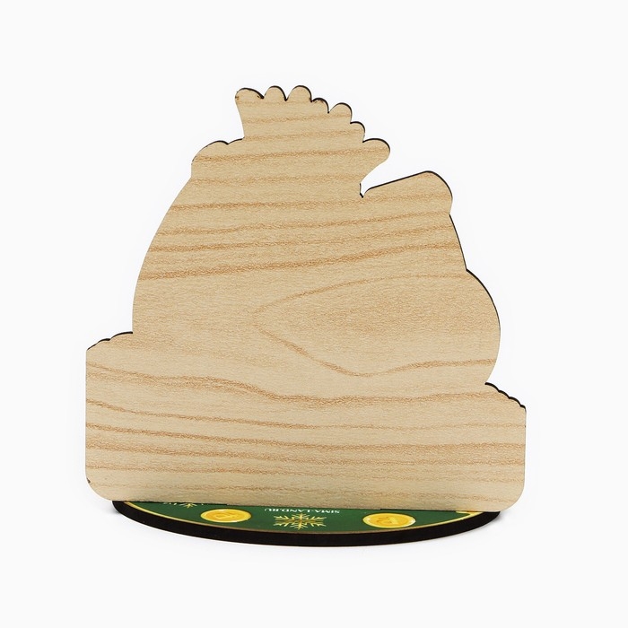 Оберег новогодний на подставке «Змея удачу несёт», 8,9 х 7,1 см. Оберег новогодний на подставке «Змея удачу несёт», 8,9 х 7,1 см.