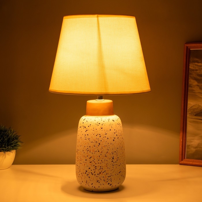 Лампа настольная Лампа настольная "Кианг" 1х40Вт Е14 белый/золото 22х22х38см