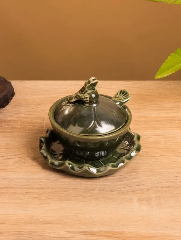 Соусник с крышкой на подставке «Лягушка», 8×9×10 см, керамика, зелёный Соусник с крышкой на подставке «Лягушка», 8×9×10 см, керамика, зелёный