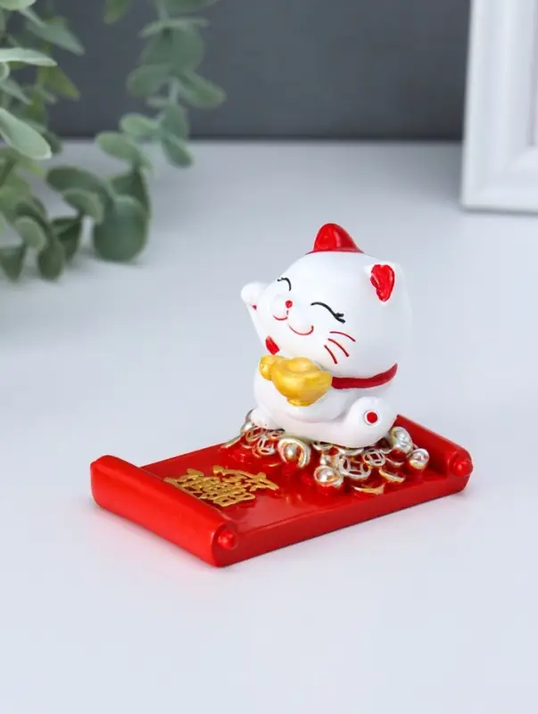 Сувенир полистоун подставка под телефон "Манэки-нэко с золотым слитком" 5,8х8,5х6,5 см