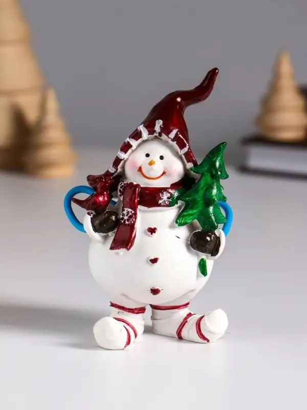Сувенир полистоун  Сувенир полистоун "Снеговик в красном колпаке, с ёлкой/подарком" МИКС 5,5х4,5х10,5 см