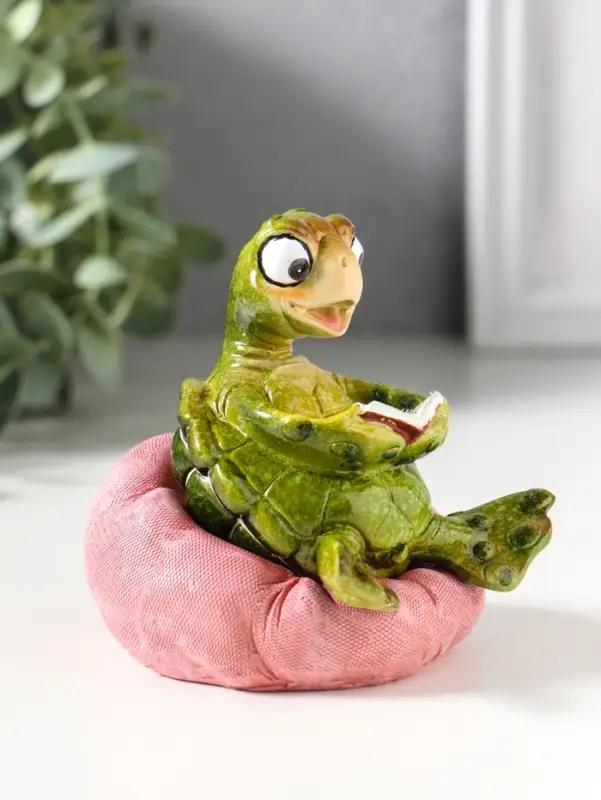 Сувенир полистоун лак "Черепашонок в кресле-мешке, читает книгу" 5,5х8,2х9,5 см