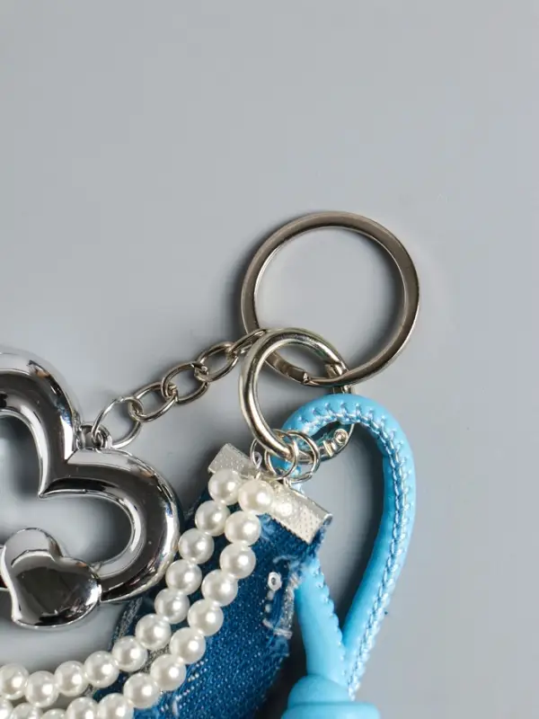 Брелок на карабине с джинс. ремешком Брелок на карабине с джинс. ремешком "Сердце и нить жемчуга" бусины d=0,5 см 18х4,8х2 см