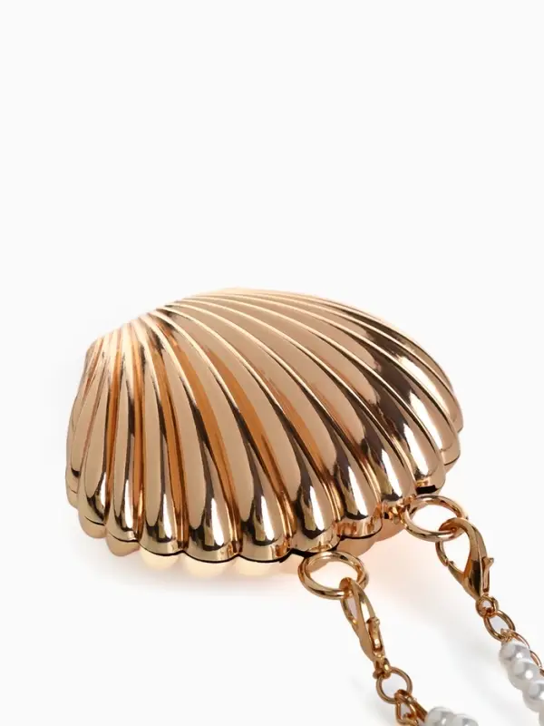 Сумка мини-клатч на магните, в форме ракушки, жёсткий корпус, на длинной цепочке, золотистая