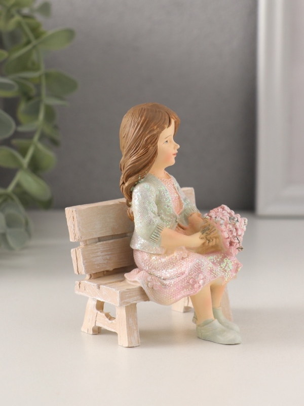 Сувенир полистоун Сувенир полистоун "Девочка с букетом, на скамеечке" розово-зелёный 6,5х5,5х9 см