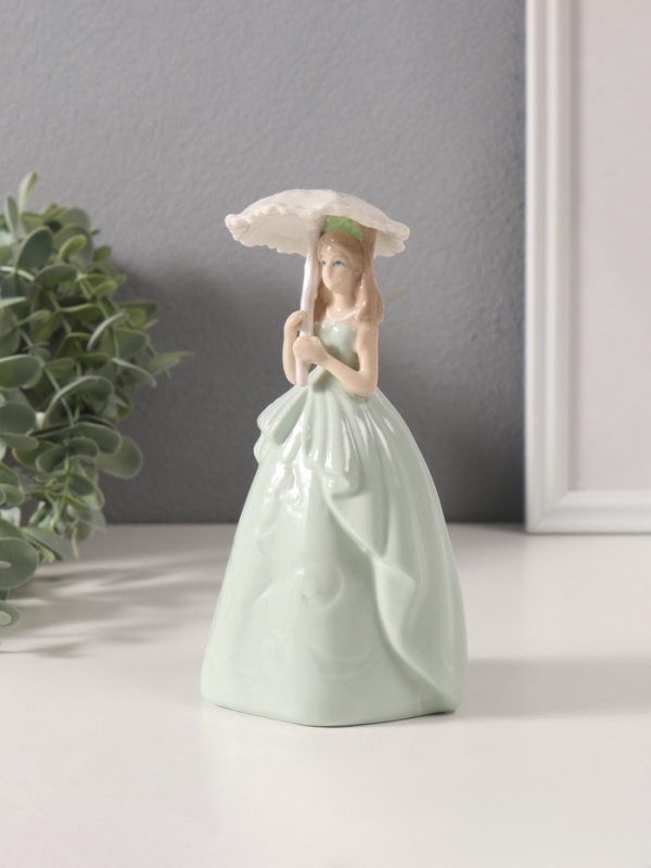 Сувенир керамика  Сувенир керамика "Леди в зелёном платье с кружевным зонтиком" 6,8х8,7х16 см
