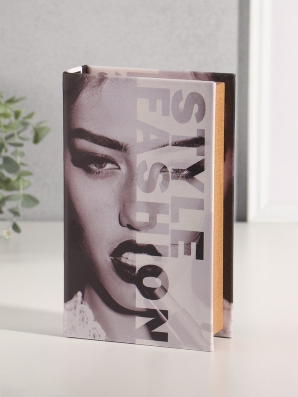 Сейф-книга дерево кожзам  Сейф-книга дерево кожзам "Стиль и мода" 21х13х5 см