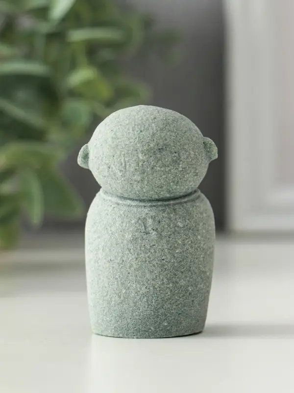 Фигурка песчаник &laquo;Маленький монах с чётками - священные писания&raquo;, 3.3&times;4&times;7 см