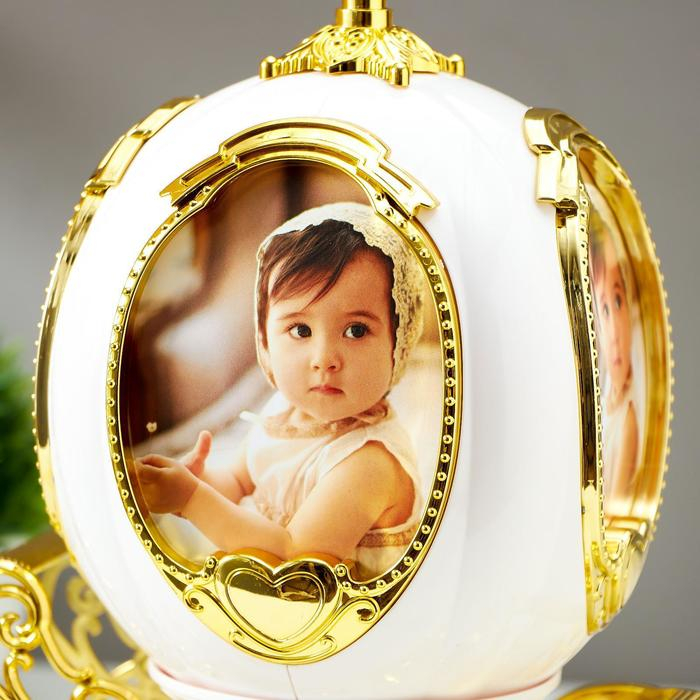 Фоторамка пластик 9х7,5 см музыка Фоторамка пластик 9х7,5 см музыка "Карета" белая с золотом 23х18х12,5 см