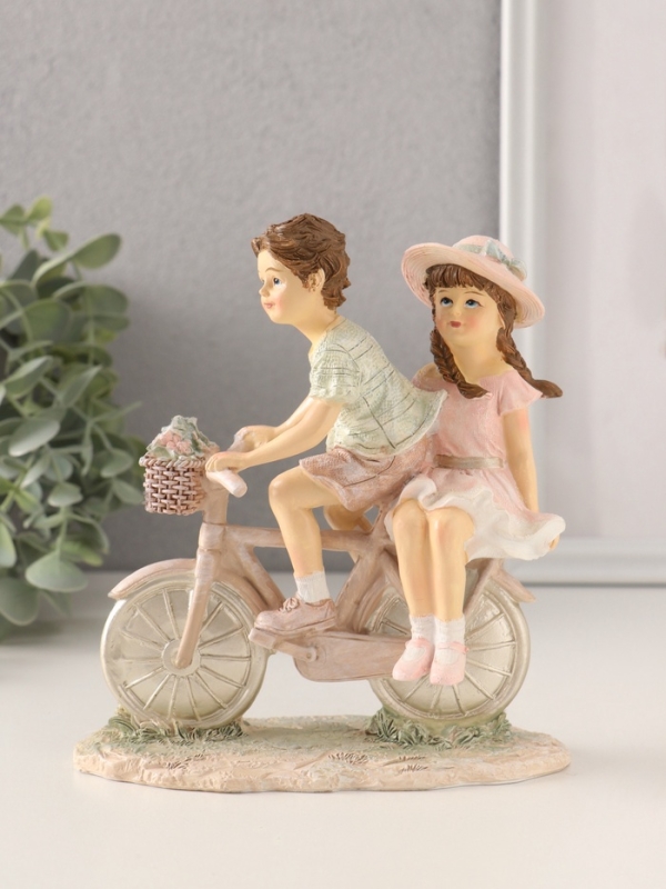 Сувенир полистоун  Сувенир полистоун "Дети - катание на велосипеде" розово-зелёный 14,5х7х16,5 см