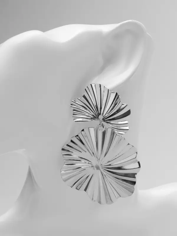 Серьги металл &laquo;Атмосфера&raquo;, сжатые цветы, цвет серебро