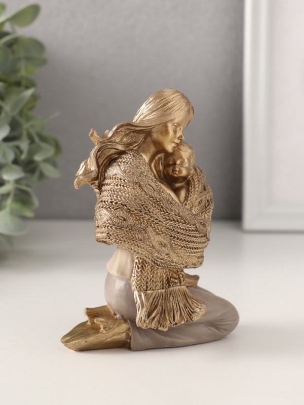 Сувенир полистоун  Сувенир полистоун "Мама с малышом, укутанные в шарф" 8,5х6,5х12 см