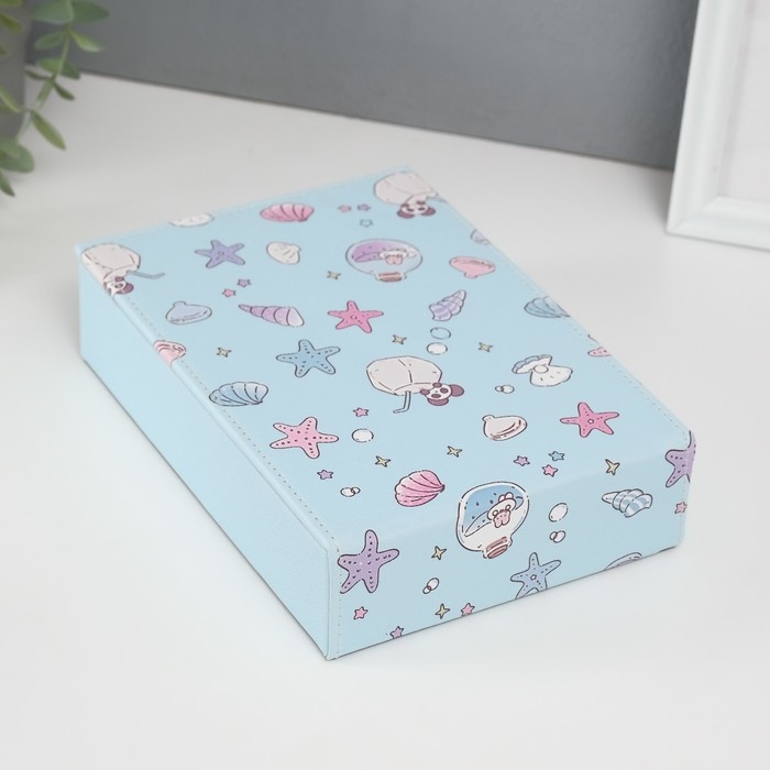 Шкатулка кожзам для украшений с зеркалом  Шкатулка кожзам для украшений с зеркалом "Панда и ракушки" голубая 15х21,5х5,5 см