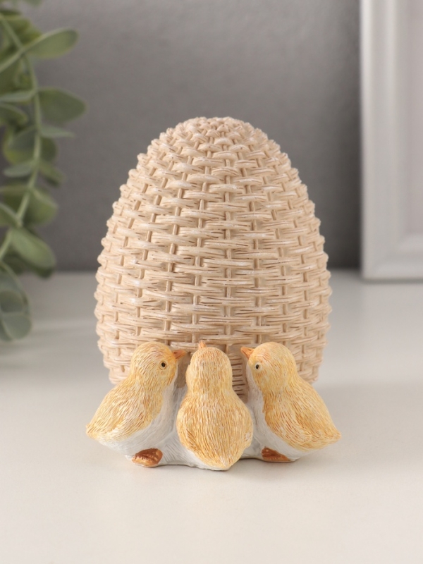 Сувенир полистоун  Сувенир полистоун "Цыплята у плетённого яичка" 10х8х10 см