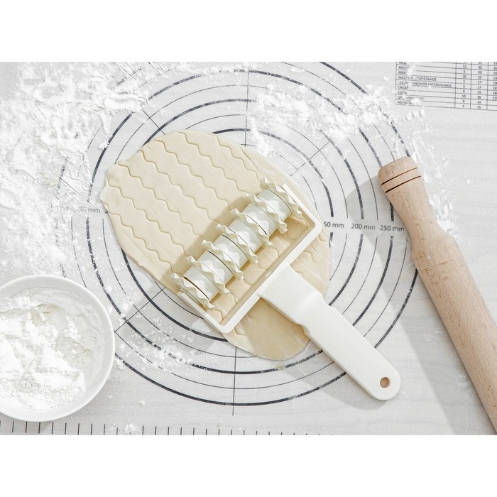 Валик для нарезки полос из теста Доляна «Волна», 20×12×4 см, цвет белый Валик для нарезки полос из теста Доляна «Волна», 20×12×4 см, цвет белый