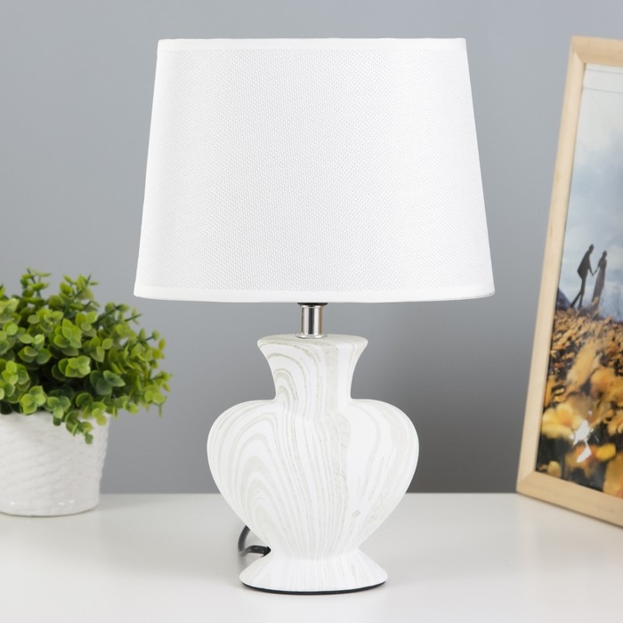 Настольная лампа Настольная лампа "Хертц" E14 40Вт белый-серый 23х15х34 см RISALUX