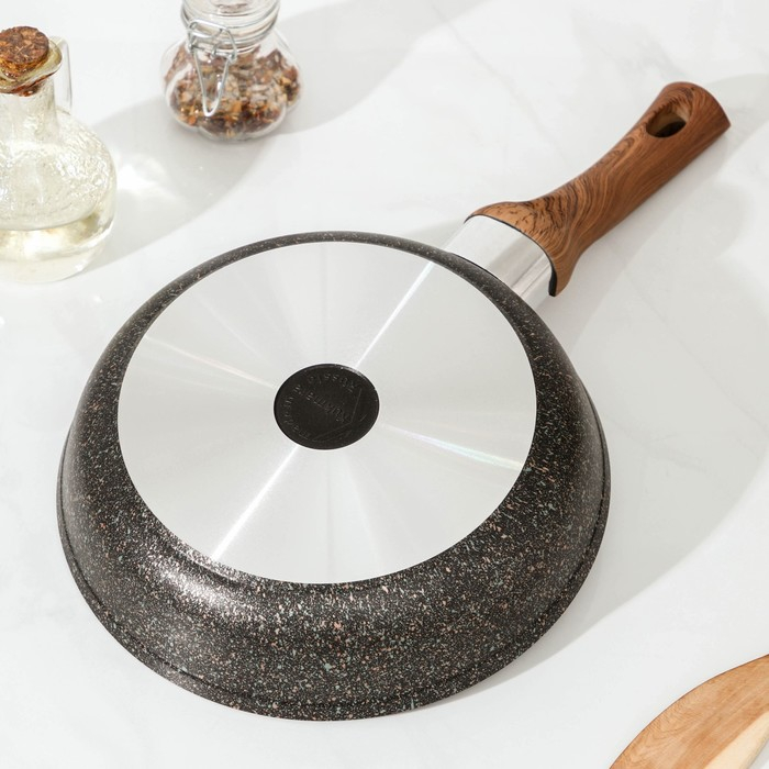 Сковорода Granit Ultra original, d=22 см, пластиковая ручка, антипригарное покрытие, цвет тёмно-коричневый Сковорода Granit Ultra original, d=22 см, пластиковая ручка, антипригарное покрытие, цвет тёмно-коричневый