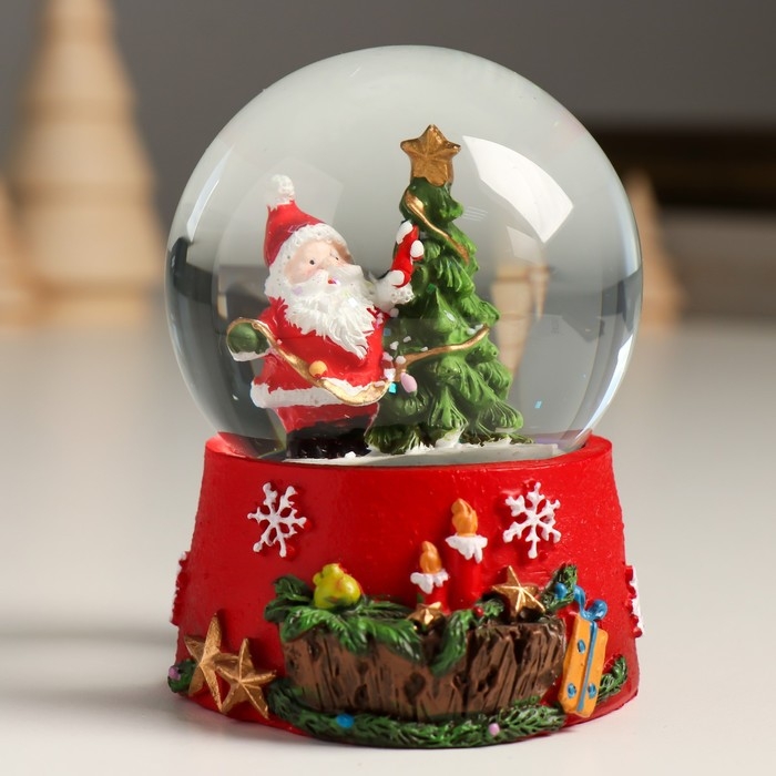 Сувенир полистоун водяной шар Сувенир полистоун водяной шар "Дедушка Мороз вешает гирлянду на ель" 7х8х9 см