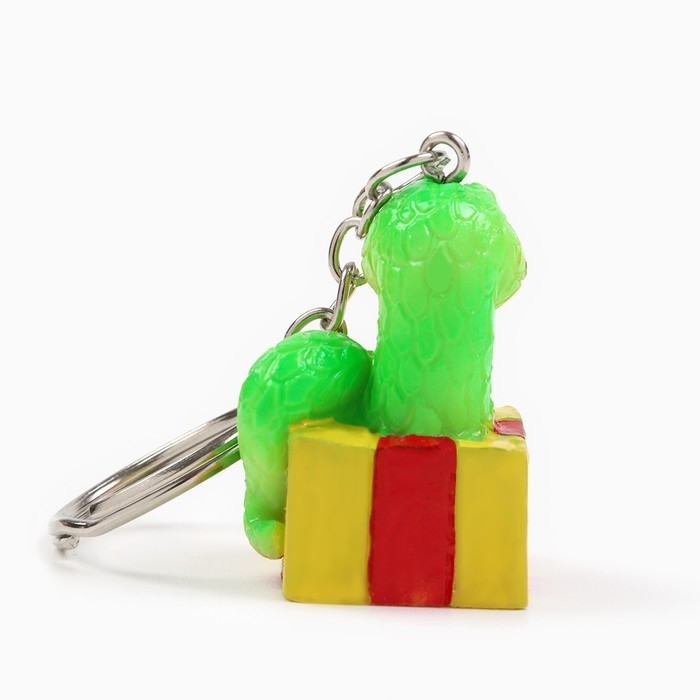 Новогодний брелок для ключей, объемный «Новый год: Змея в подарке» 2,7 х 8,5 см Новогодний брелок для ключей, объемный «Новый год: Змея в подарке» 2,7 х 8,5 см