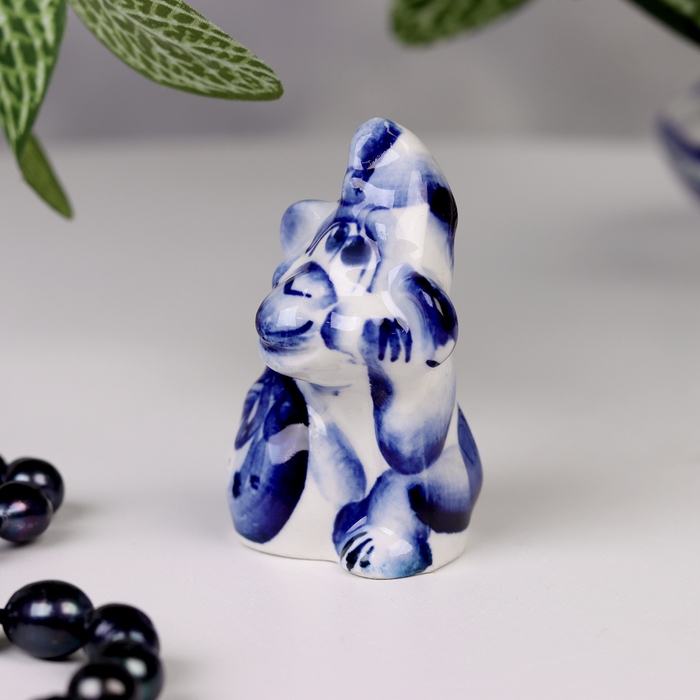 Сувенир гжель «Обезьянка с мешком», бело-синий,керамика,