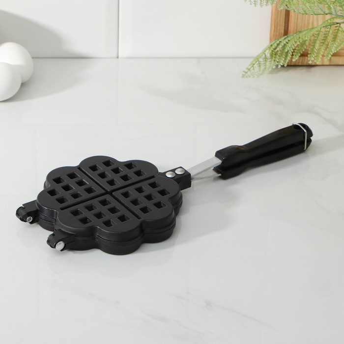 Сковорода двойная Доляна «Венские вафли», d=14 см, пластиковая ручка, цвет чёрный Сковорода двойная Доляна «Венские вафли», d=14 см, пластиковая ручка, цвет чёрный