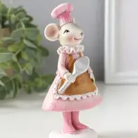 Сувенир полистоун "Мышка-поварёнок в розовом платье и колпаке, с ложкой" 6х4,5х13 см