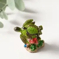 Сувенир полистоун "Черепашки в кораллах" 3х3,4х3 см