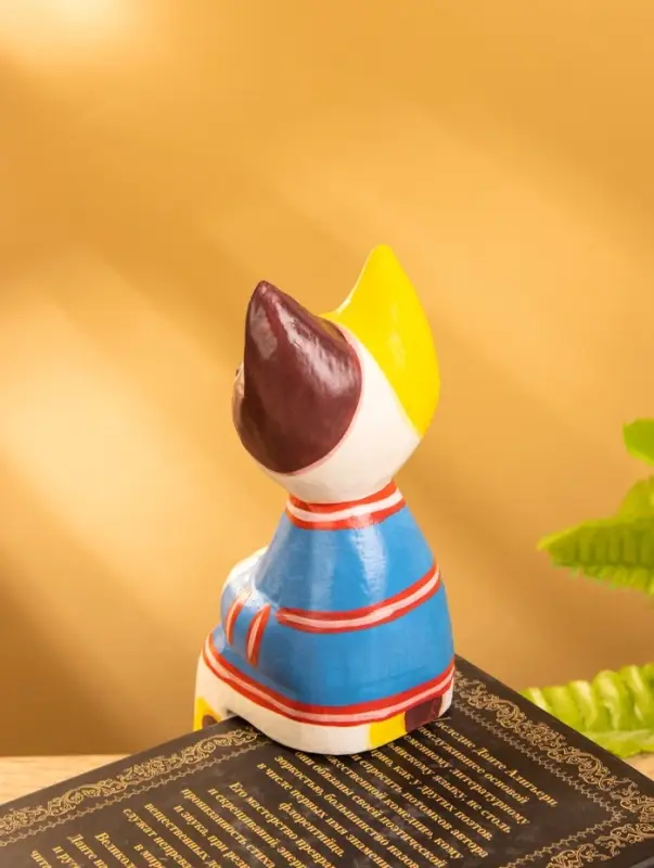 Сувенир дерево "Котенок в кофте сидячий" 6х6х15 см