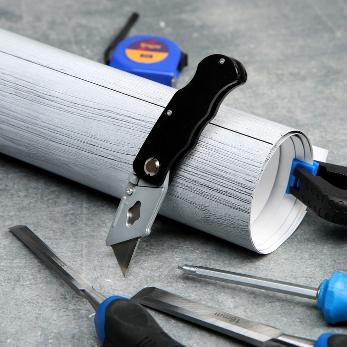 Нож универсальный складной ТУНДРА, металл. корпус, трапециевидное лезвие + 5 запасных, 19 мм Нож универсальный складной ТУНДРА, металл. корпус, трапециевидное лезвие + 5 запасных, 19 мм