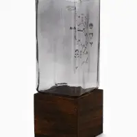 Ваза для цветов с деревянной подставкой из тёмного стекла, 25&times;9 см, 1.4 л.