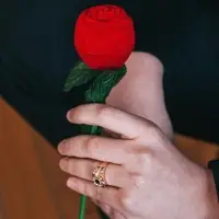 Футляр под кольцо, серьги &laquo;Роза на стебле&raquo;, бархатный, 4.5&times;4.5 см, красно-зелёный