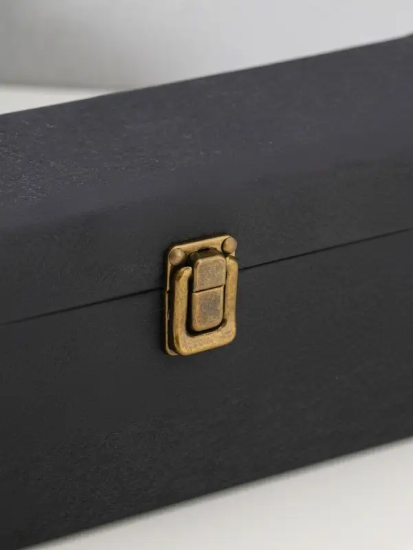 Шкатулка дерево, кожзам под бутылку "Чёрная с оранжевой вставкой" 4 предмета 35х10х11,5 см   1096938