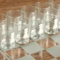 Игра алкогольная &laquo;Пьяные шахматы&raquo;, для взрослых, 32 рюмки, стекло, поле 35&times;35 см