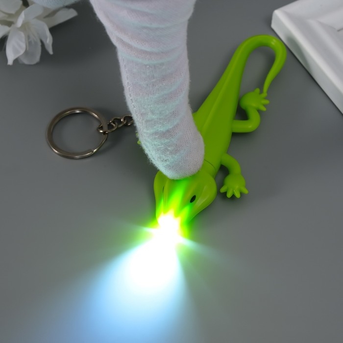 Фонарик кричалка на кольце Фонарик кричалка на кольце "Ящерка"