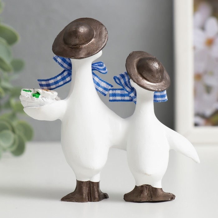 Сувенир полистоун Сувенир полистоун "Уточки в панамах, с корзинкой цветов" 9х9х3 см