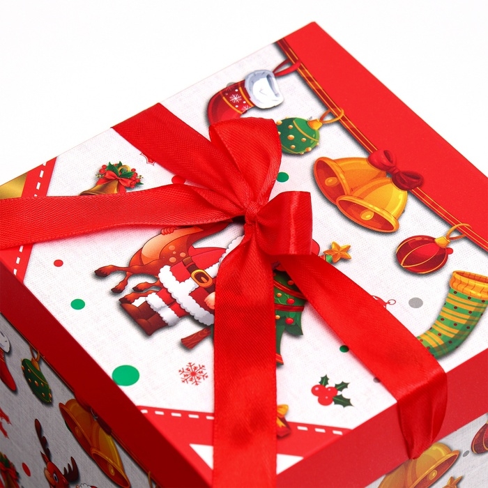 Новый год. Коробка подарочная новогодняя складная Новый год. Коробка подарочная новогодняя складная "Дед мороз и Елка" 15х15х15 см.